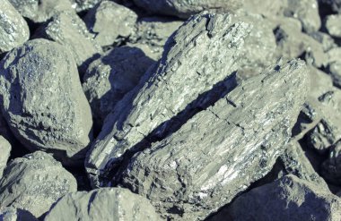 Siyah kömür yığını topaklar, yakıt ve güç kavramı