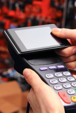 Smartphone ile Nfc teknoloji eşya, alışveriş veya ürün kavramı için ödeme nakitsiz ödeme için ödeme terminal kullanarak