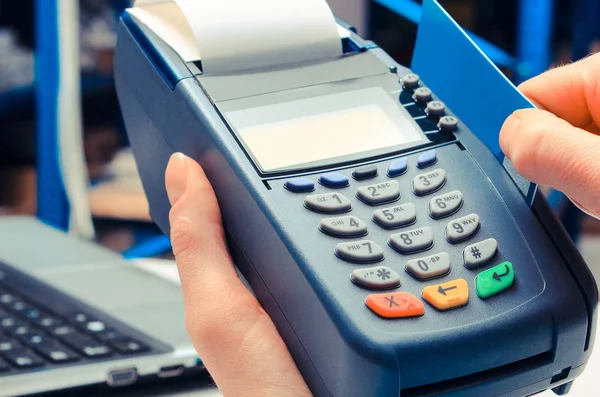 Met Behulp Van Betaalterminal Elektrische Winkel Betalen Met Credit Card — Stockfoto