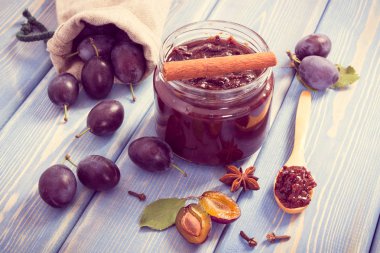 Vintage Fotoğraf, taze Erik reçel veya marmelat Cam Kavanoz, olgunlaşmış meyve ve baharat panoları, sağlıklı tatlı tatlı kavramı