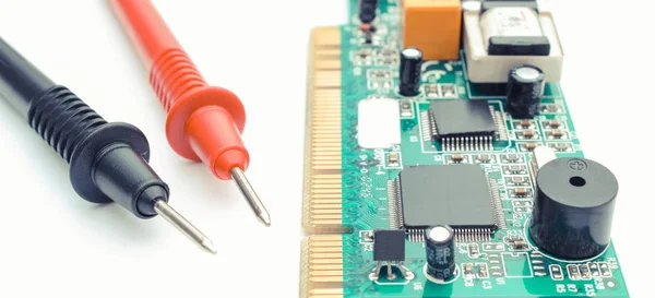 Kabel Multimetern Och Micro Kretskort Vit Bakgrund Elektronik Koncept — Stockfoto