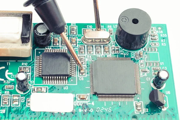 Kabel Multimetern Och Micro Kretskort Vit Bakgrund Elektronik Koncept — Stockfoto