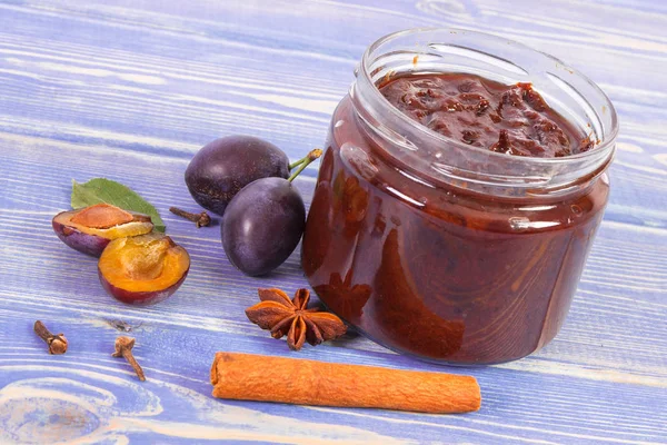 Taze erik reçel veya marmelat cam kavanoz, olgunlaşmış meyve ve baharat panoları, sağlıklı tatlı tatlı kavramı