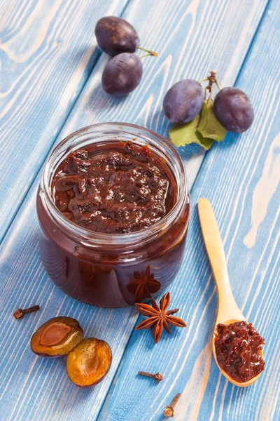 Taze erik reçel veya marmelat cam kavanoz, olgunlaşmış meyve ve baharat panoları, sağlıklı tatlı tatlı kavramı