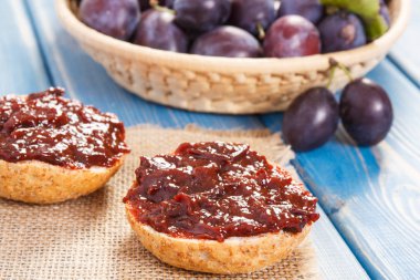 Erikli marmelatlı sandviçler veya reçelli, sağlıklı tatlı atıştırmalık veya tatlı konsepti