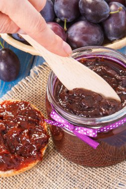 Ev yapımı erik reçeli ya da marmelatlı sandviçler, sağlıklı tatlı atıştırmalık, kahvaltı ya da tatlı konsepti