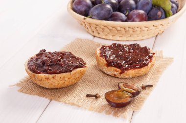 Erik marmelat ve reçel Jüt çuval bezi, lezzetli breakfast kavramı üzerinde sandviç