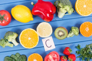 C vitamini, mineraller ve diyet lifleri, sağlıklı yiyecekler ve bağışıklık sisteminin güçlendirilmesi gibi taze meyve ve sebzeler