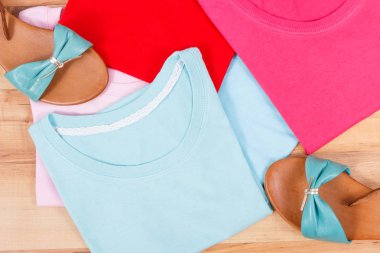 Çok renkli gömlek ve deri sandalet kadın, yaz aylarında tatile kullanmak için giyim kavramı için