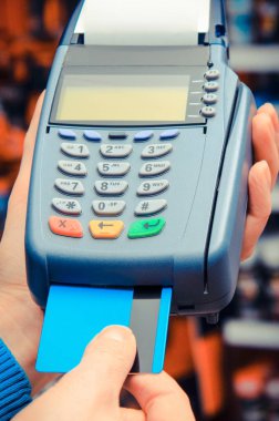 Ödeme terminal kullanan kadın ve kredi kartı eşya, alışveriş veya ürün kavramı için ödeme nakitsiz el