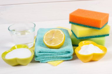 Renkli aksesuarları olan doğal ve zehirsiz deterjanlar farklı yüzeyleri temizlemek için kullanılıyor. Ev işleri konsepti.