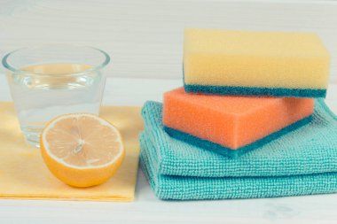 Renkli aksesuarları olan doğal ve zehirsiz deterjanlar farklı yüzeyleri temizlemek için kullanılıyor. Ev işleri konsepti.