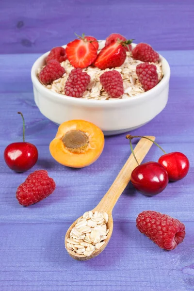 Copos Cuchara Madera Avena Fresca Con Fresas Frambuesas Concepto Dieta — Foto de Stock