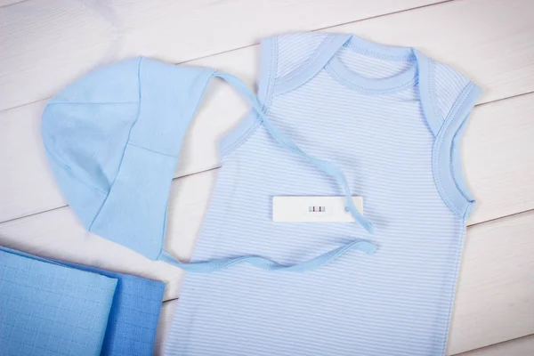 Prueba Embarazo Con Resultado Positivo Ropa Azul Para Recién Nacidos —  Fotos de Stock