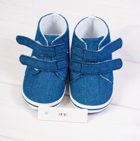 Zwangerschapstest Met Positief Resultaat Blue Baby Schoenen Voor Pasgeboren Concept — Stockfoto