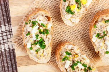 Taze gevrek baget veya ev yapımı uskumru sandviçle hazırlanmış veya ton balığı yapıştırmak, sağlıklı beslenme kavramı