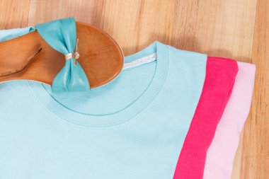 Yaz tatilinde kullanmak için kadın gömlekleri ve deri sandaletler.