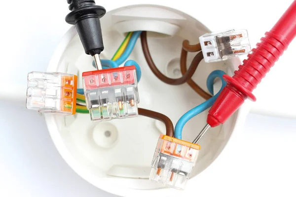 Caja Eléctrica Plástico Con Conexiones Cable Multímetro Cable Ingeniería Eléctrica —  Fotos de Stock