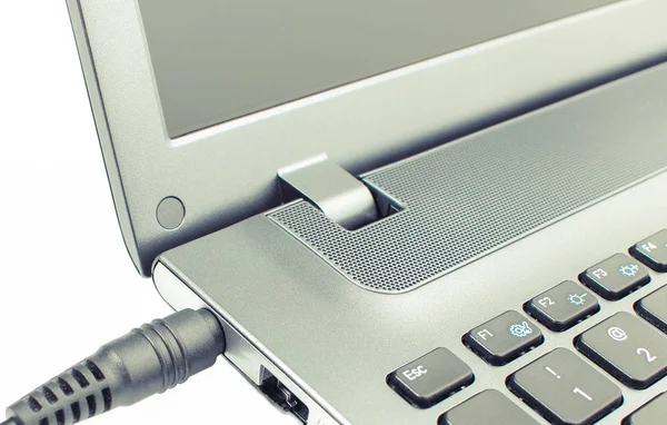 Plug Carregador Conectado Laptop Fundo Branco — Fotografia de Stock