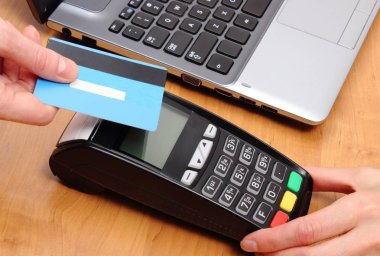 Nfc teknolojisi, inanç oyun kağıdı okuyucu, ödeme terminal ve dizüstü bilgisayar ile temassız kredi kartı ile ödeme