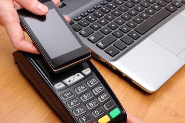 Nfc teknolojisi, inanç oyun kağıdı okuyucu, ödeme terminal ve dizüstü bilgisayar, ekonomi kavramı ile cep telefonu ile ödeme