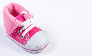 Beyaz arka plan, Aile uzanan ve bebek için bekliyor kavramı üzerinde pembe Bebek Ayakkabı çifti için yazıt yer
