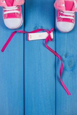 Hamilelik testi pozitif sonuç ve aile uzanan ve bebek, metin veya kurulları üzerinde yazıt için kopya alanı için bekliyor yeni doğan, kavram için ayakkabı