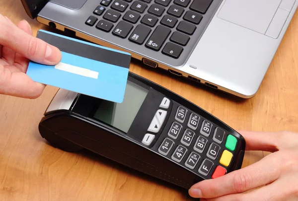 Nfc 信用卡阅读器 支付终端和笔记本电脑支付非接触式信用卡 — 图库照片