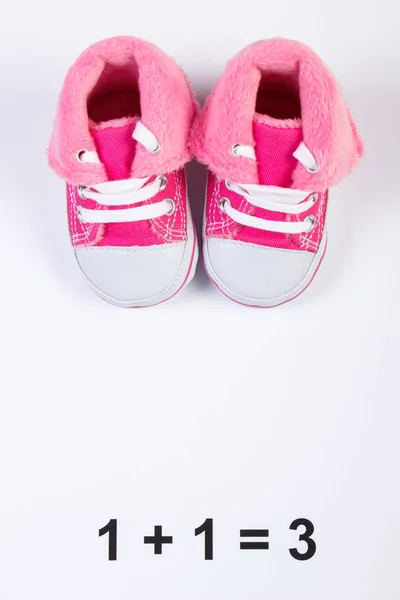 Sapatos Bebê Rosa Fundo Branco Conceito Estender Família Esperando Pelo — Fotografia de Stock