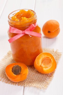 Taze ev yapımı doğal Kayısı reçeli ve olgunlaşmış meyve, sağlıklı atıştırma için kavramı