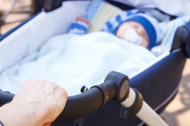 El ile yeni doğan bebek çocuk bakım kavramı içinde uyku bebek arabası itme kadın