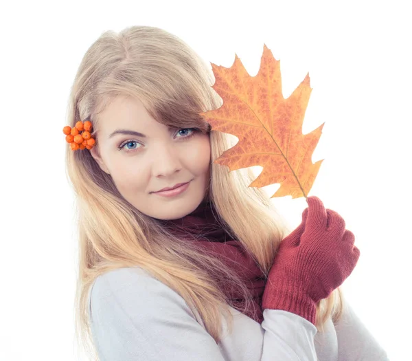复古照片 快乐小女孩微笑着与罗文在头发上戴羊毛围巾 手套和举行秋季叶 白色背景 — 图库照片