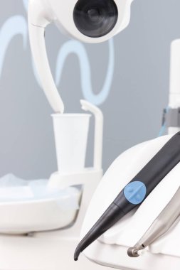 Diş aletleri, stomatology araçları ve aksesuarları modern ofisindeki diş hekimleri tarafından kullanma