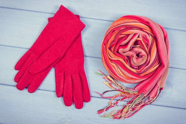 秋や冬は暖かいの衣料と女らしいウール手袋とボード上のカラフルなショール — ストック写真