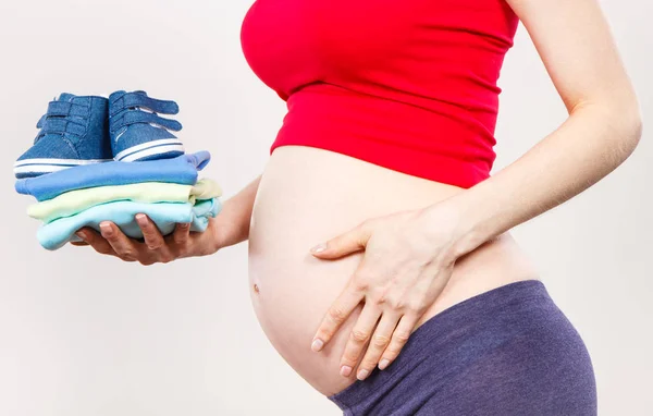 Zwangere Vrouw Met Kleding Voor Baby Concept Van Familie Uit — Stockfoto