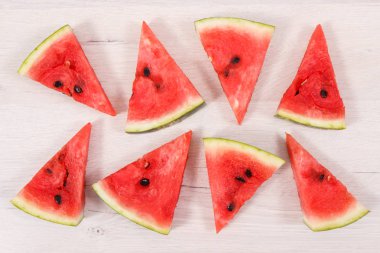 Bir dilim taze karpuz, sağlıklı lezzetli ve sulu tatlı konsepti.