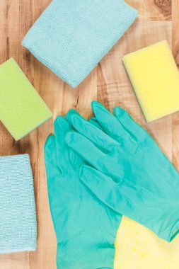 Lastik eldiven, sünger ve farklı yüzeyler, temizlik için bez ev görev kavramı