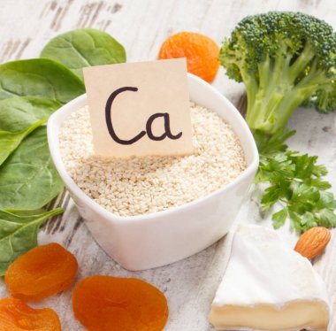 Maddeler veya kalsiyum ve diyet lif, mineraller doğal kaynakları, sağlıklı yaşam ve beslenme kavramı içeren ürünler