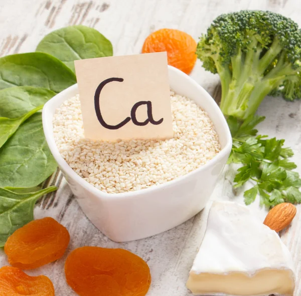 Maddeler veya kalsiyum ve diyet lif, mineraller doğal kaynakları, sağlıklı yaşam ve beslenme kavramı içeren ürünler