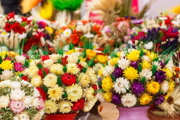 Çavdar Buğday Kulakları Yapılan Dekorasyonu Ile Renkli Çiçekler — Stok fotoğraf