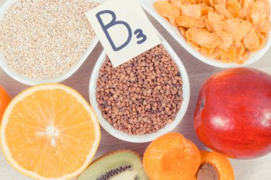 B3 vitamini ve diğer doğal mineralleri içeren besleyici ürünler, sağlıklı beslenme kavramı