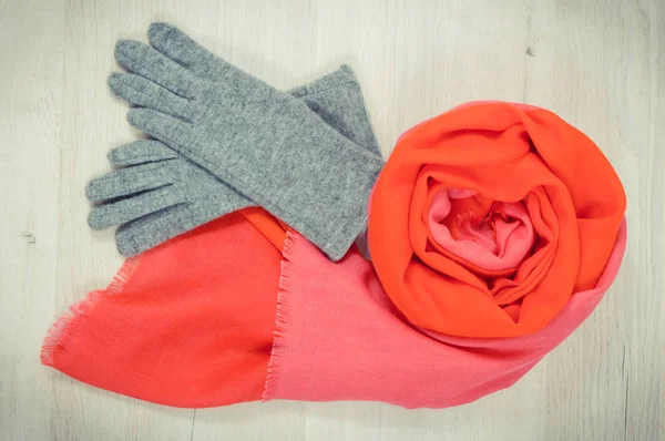 Ζευγάρι Γκρι Ζεστά Γυναικεία Γάντια Μάλλινα Και Πολύχρωμο Σάλι Για — Φωτογραφία Αρχείου