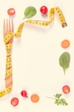 Vintage Fotoğraf, ahşap çatal sarılmış santimetre ve taze sebze, kavramı çerçevesinde zayıflama ve sağlıklı beslenme