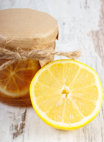 Zitrone Mit Honig Glas Und Frische Zitrone Auf Rustikalem Brett — Stockfoto