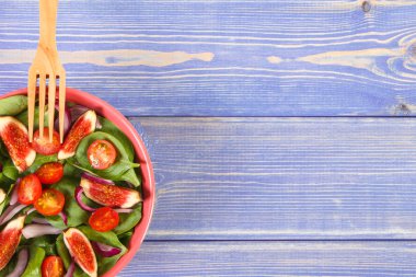 Taze hazırlanmış meyve ve sebze salatası ve cam kase, diyet, sağlıklı yaşam ve beslenme, kavramı içinde ahşap çatal kurullarında metin için yer kopyalayın