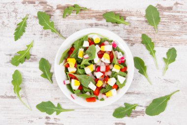 Sebzeli taze bezelye salatası ve cam kasede yumurta. Sağlıklı yaşam tarzı ve beslenme kavramı.