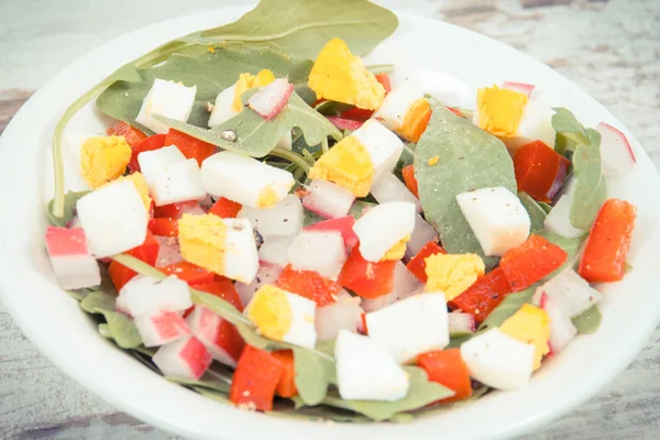 新鲜强碱沙拉配蔬菜和鸡蛋在白色的玻璃碗里 健康的生活方式和营养的概念 — 图库照片
