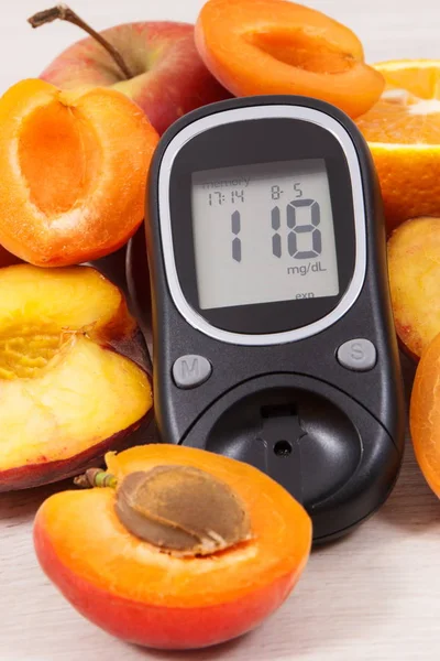 測定器は測定の結果 糖尿病患者のための健康的なデザートとしてレベルで新鮮な栄養価の高い果物を砂糖します — ストック写真