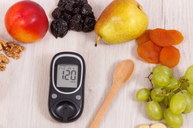 Şeker ölçüm sonucu şeker seviyesi ve gıda kaynağı vitaminler, diyet lifi ve doğal mineral olarak, diyabet ve sağlıklı beslenme kavramı ile