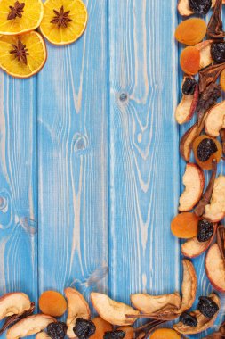 Kurutulmuş meyve ve baharat içecek veya Komposto, sağlıklı beslenme, kopya alanı metin mavi panoları hazırlama için çerçeve